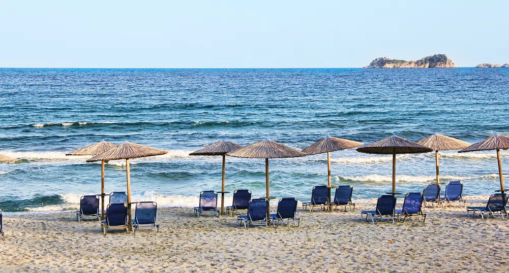 Гърците излязоха по плажовете, спазвайки социална дистанция