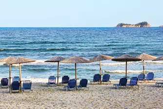 Гърците излязоха по плажовете, спазвайки социална дистанция