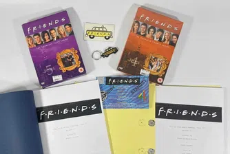 Продават на търг сценарий на „Приятели“, открит в кошче за боклук