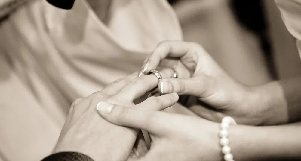 71-годишен милионер се ожени за 38-годишна красавица