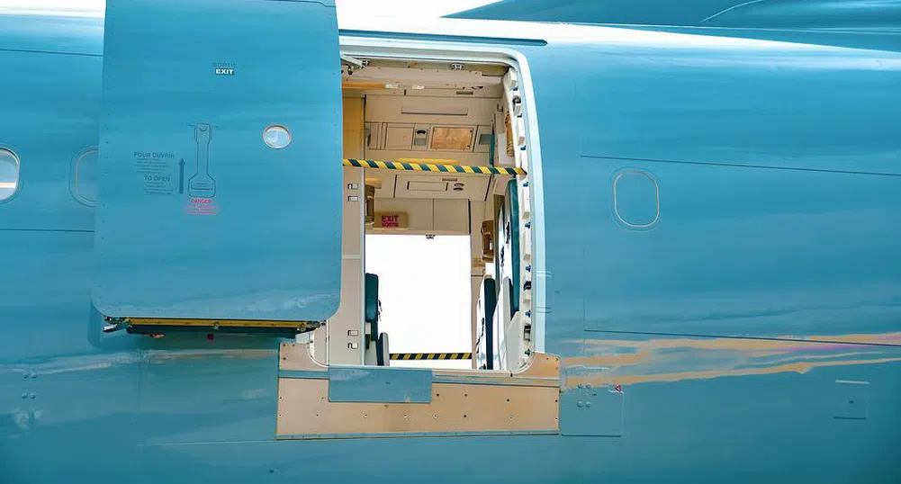 Авиокомпания въвежда процедура по слизане от самолета през три врати