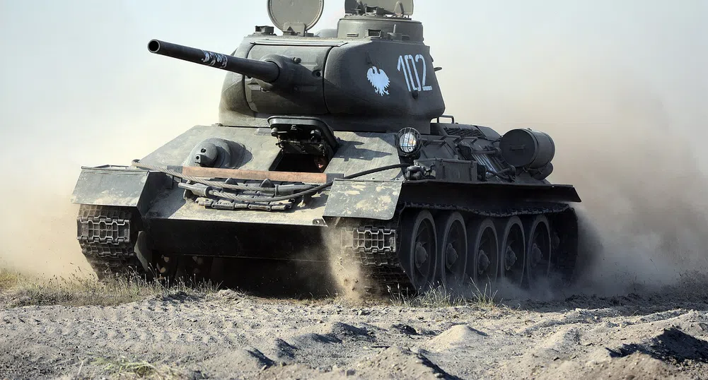 Руски танк беше откраднат от роми с трактор в Украйна (видео)