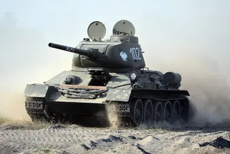 Руски танк беше откраднат от роми с трактор в Украйна (видео)
