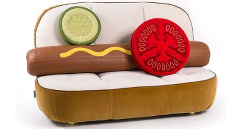 Да, това е диван във формата на хотдог и струва 7 100 долара