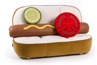 Да, това е диван във формата на хотдог и струва 7 100 долара