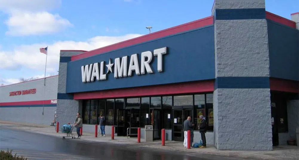 Скъсаха от критики Walmart заради реклама на оръжие