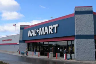 Скъсаха от критики Walmart заради реклама на оръжие