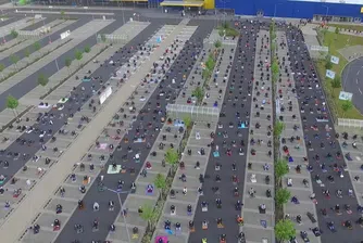 700 мюсюлмани се събраха за молитва на паркинг на IKEA (видео)