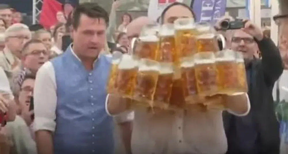 Германец постави световен рекорд по носене на халби бира