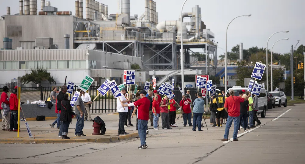 Историческата стачка на автомобилните работници удря икономиката на САЩ