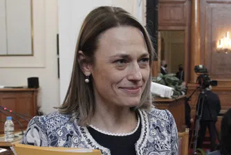 Ива Митева е уволнена от поста на директор в Народното събрание