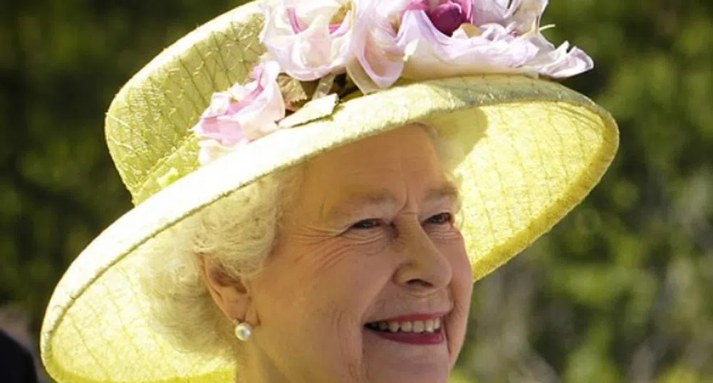 Кралица Елизабет II се появи с бастун (снимки)