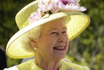Кралица Елизабет II се появи с бастун (снимки)