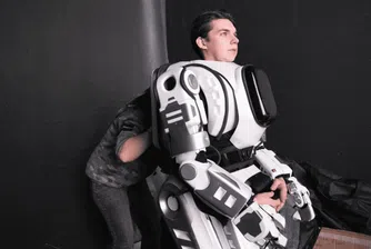 Високотехнологичен руски робот се оказа актьор в костюм