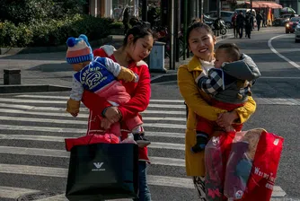 Китай притиска жените да раждат повече деца. Много от тях казват „не“