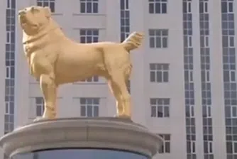 Президентът на Туркменистан откри шестметрова златна статуя на куче