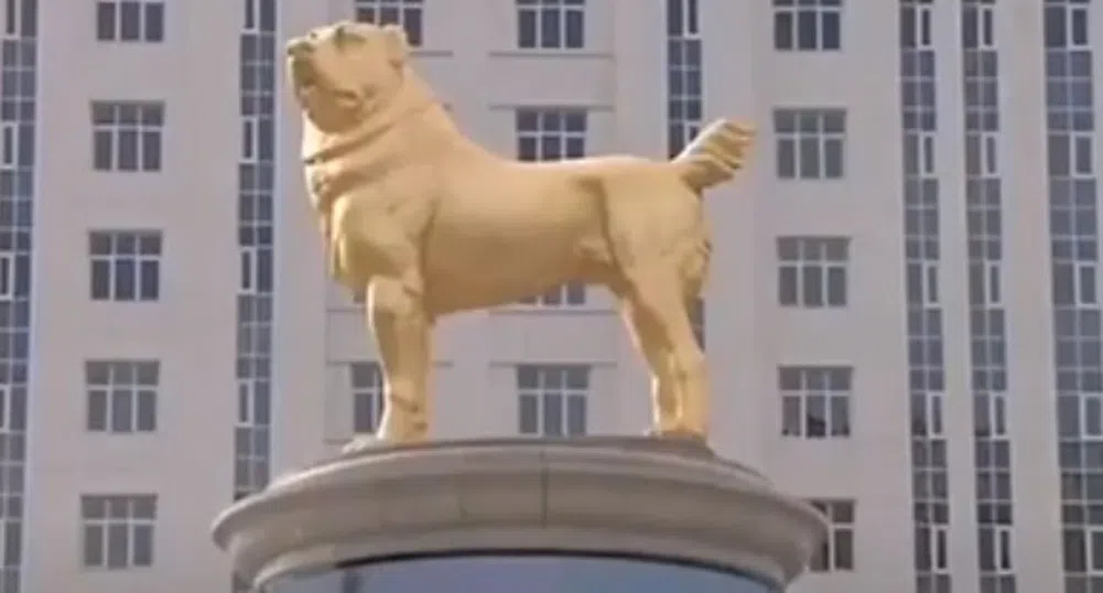 Президентът на Туркменистан откри шестметрова златна статуя на куче