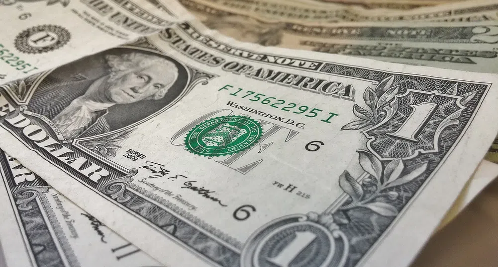 Доларът е стабилен в очакване на новините от Фед