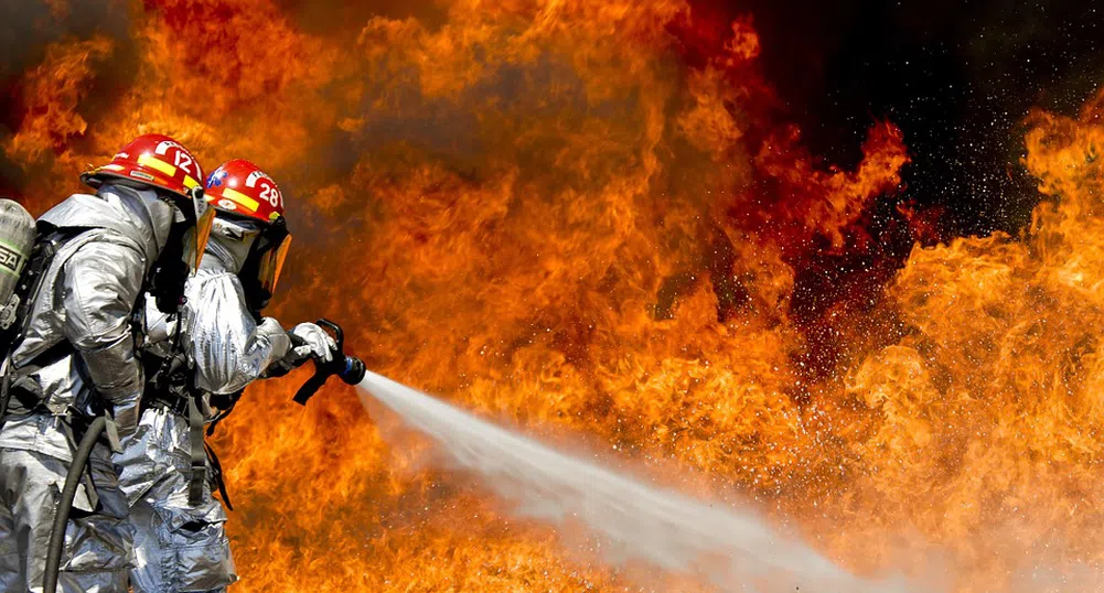 Пожарът във Войводиново е локализиран, борят се с него цяла нощ