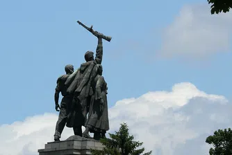 Демонтират най-високите фигури от Паметника на Съветската армия в София