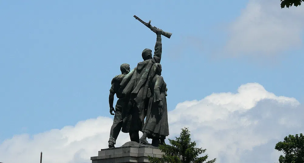 Демонтират най-високите фигури от Паметника на Съветската армия в София