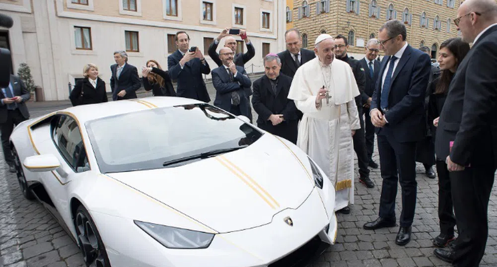 Продадоха на търг Lamborghini-то на папата за 809 000 долара