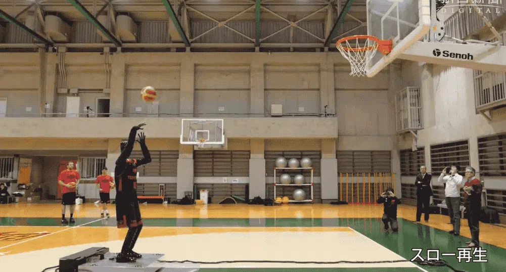 Този робот играе баскетбол по-добре от някои хора (видео)