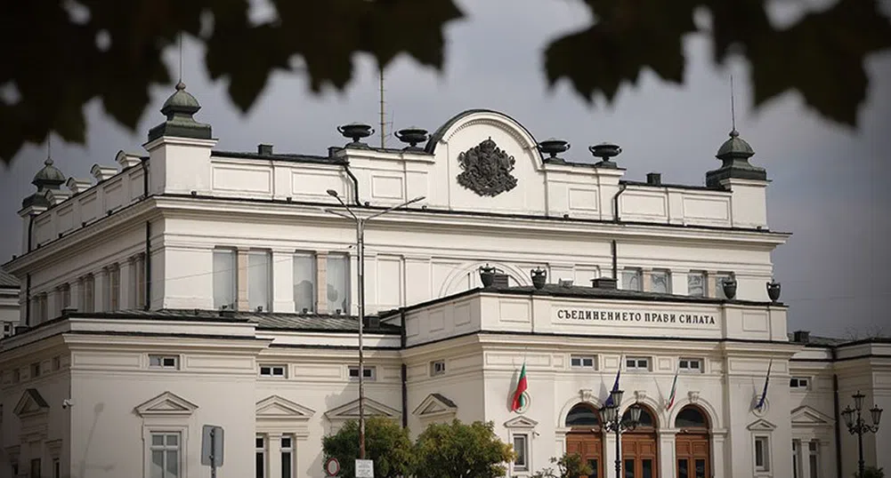 Българските граждани избират днес 49- то Народно събрание