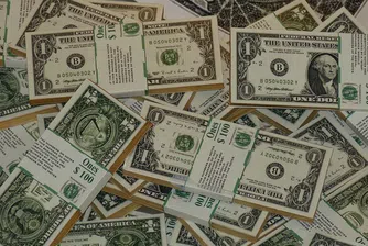 Доларът поевтиня до близо 2.5-годишно дъно