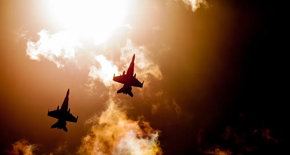 Двама военни пилоти изрисуваха гигантски фалос в небето