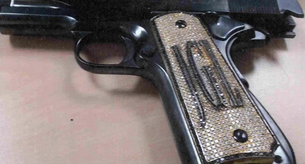 Ел Чапо водел наркоимперията си с инкрустиран с диаманти пистолет