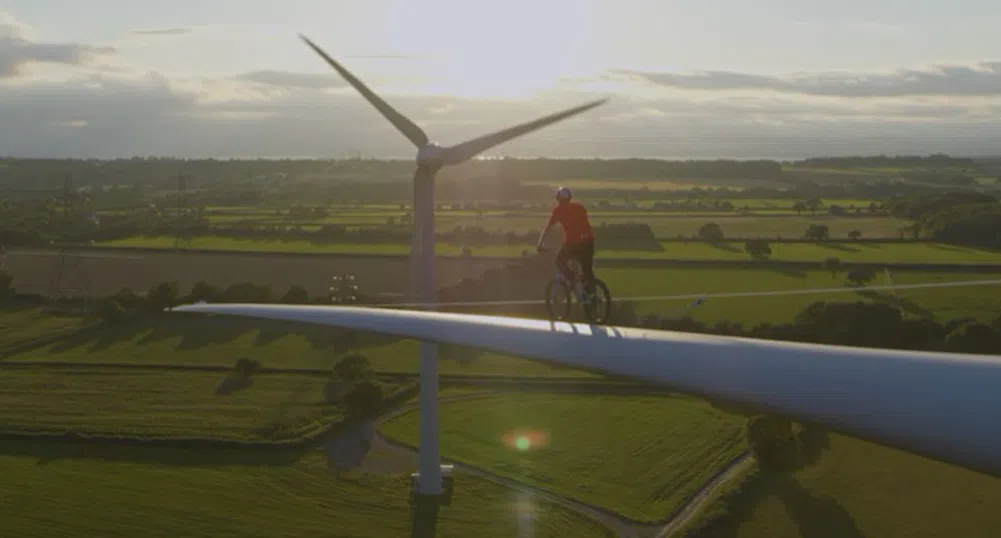Колоездач подкара велосипеда си по перката на вятърна турбина (видео)