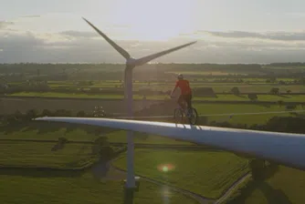 Колоездач подкара велосипеда си по перката на вятърна турбина (видео)