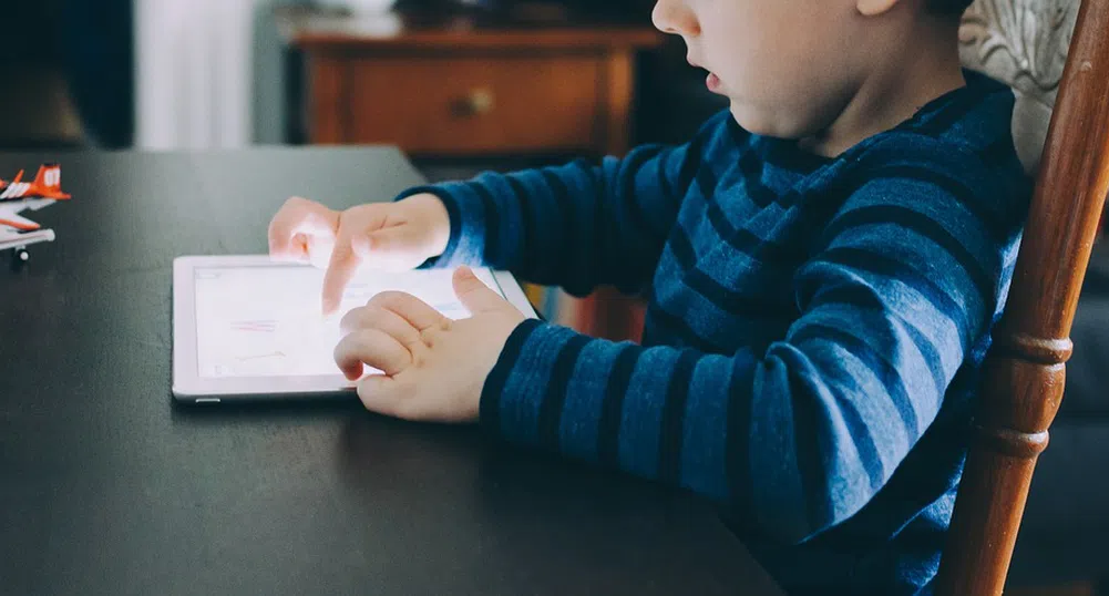 Как да откъснете детето от екрана: работеща стратегия в 10 стъпки