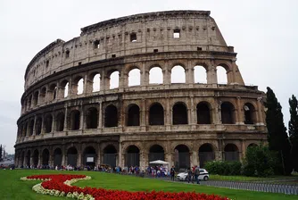 Заловиха поредния турист да дълбае инициалите си в Колизеума