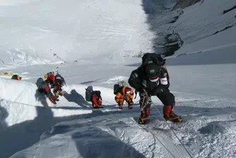 Шерп от Непал счупи собствения си рекорд по изкачване на Еверест