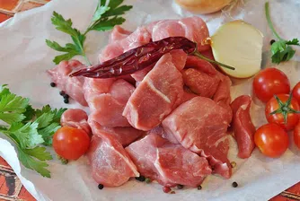 Скандал в САЩ: свинско е доставяно неопаковано в мръсни колички