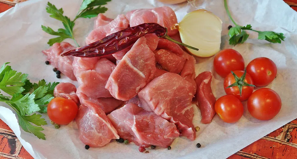 Скандал в САЩ: свинско е доставяно неопаковано в мръсни колички