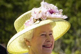 Английската кралица пусна за продажба чорапи за сън на цена от 75 евро