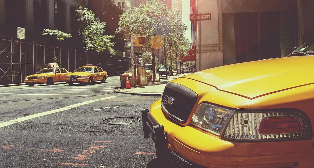 Таксиджия шофира 12 часа, за да прибере студентка у дома без пари
