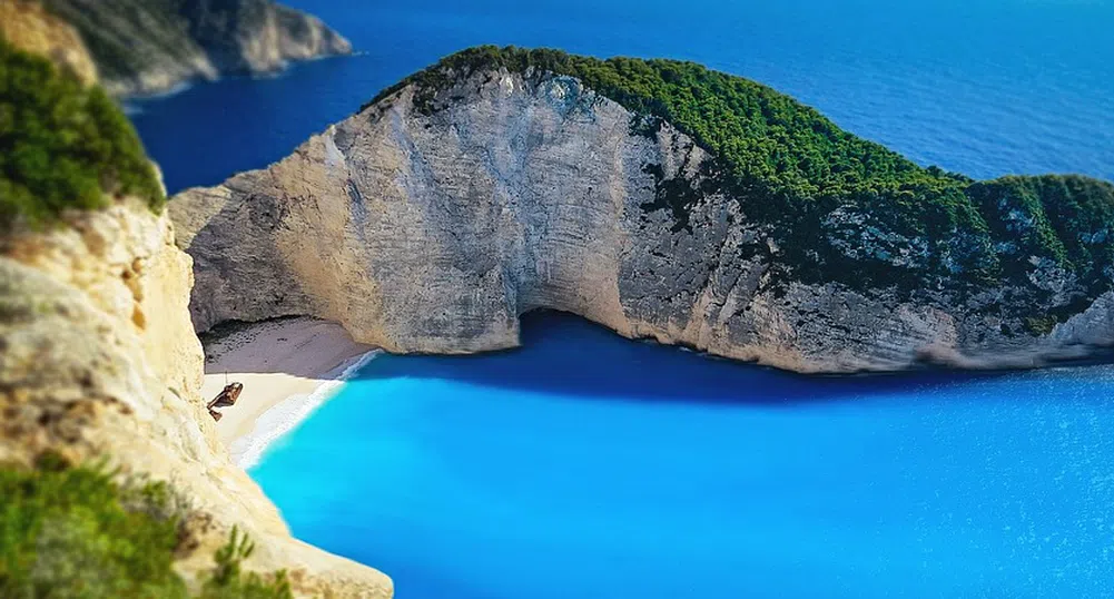 Скала се срути на известен плаж в Гърция (видео)