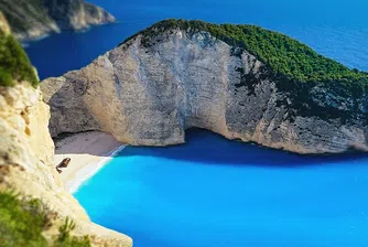Скала се срути на известен плаж в Гърция (видео)