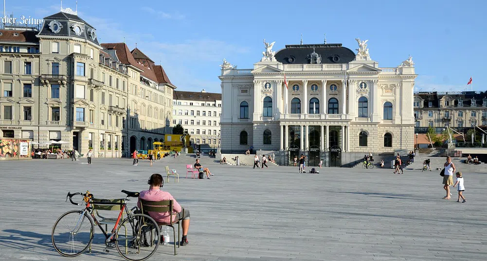 Защо Цюрих гони 130 милионери от къщите им?