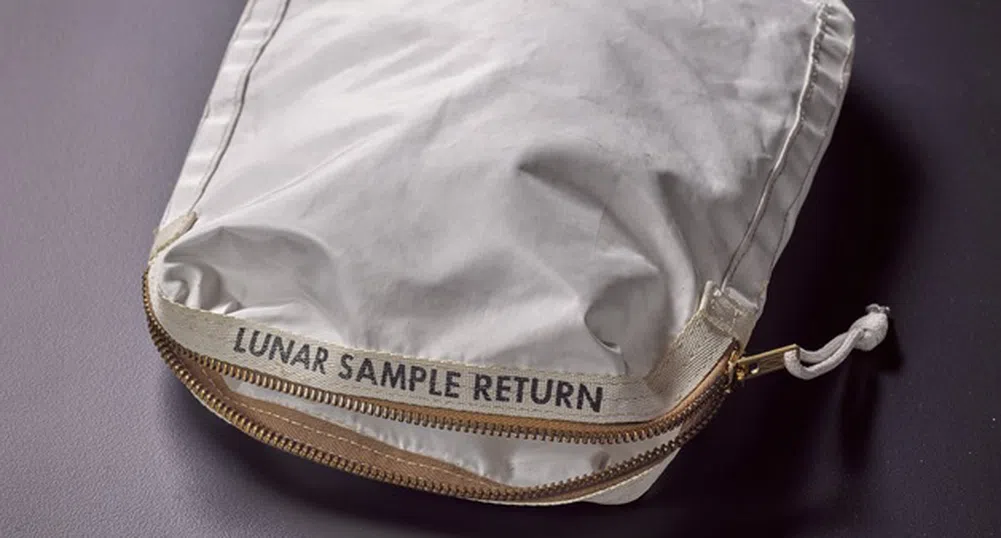 Продадоха торбичка с прах от Луната за 1.8 млн. долара
