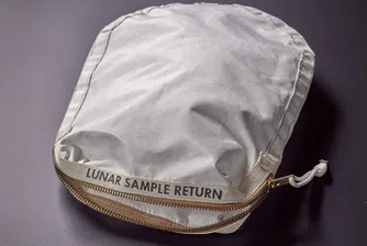 Продадоха торбичка с прах от Луната за 1.8 млн. долара
