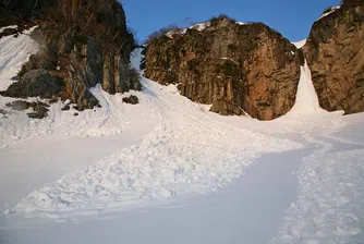 Лавина падна в Швейцария, има затрупани