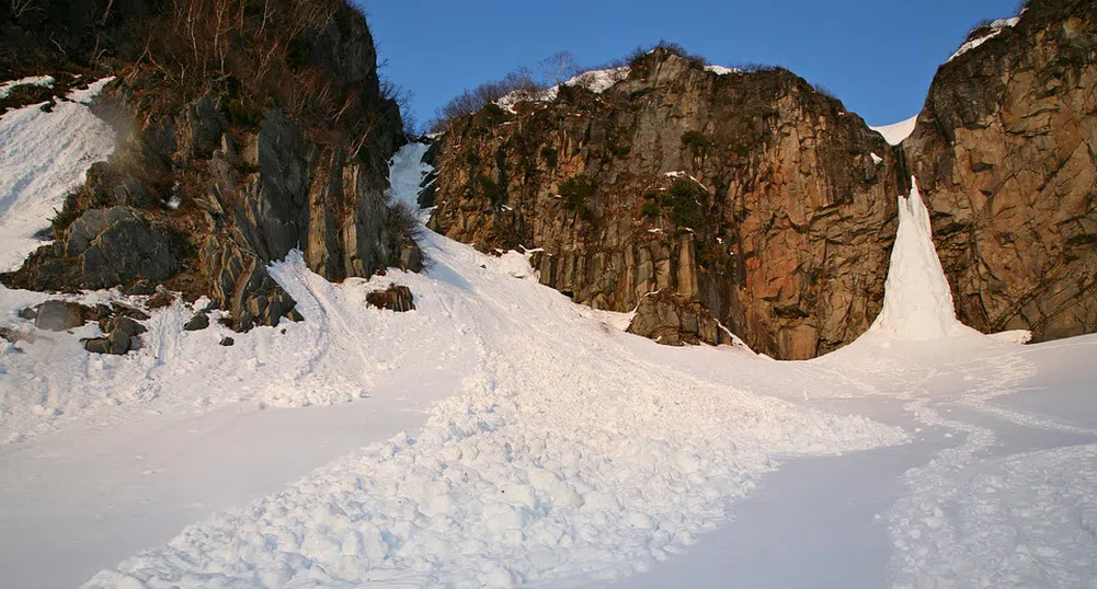 Лавина падна в Швейцария, има затрупани