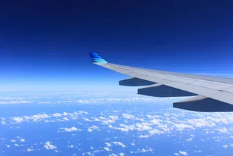 Самолет кацна аварийно заради пътник със секс кукла на борда