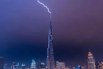 Най-високата сграда в света бе ударена от мълния