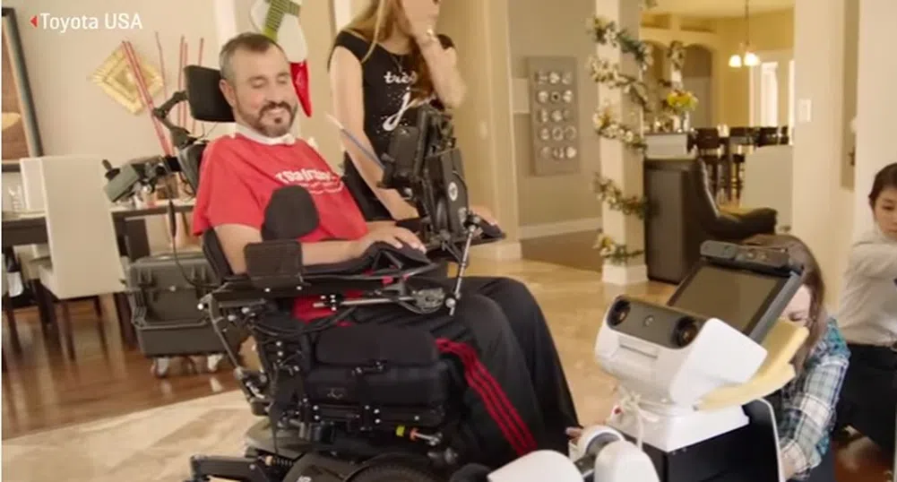 Робот на Toyota успешно асистира на парализиран военен (видео)